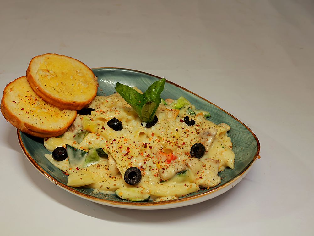 Cheesy Alfredo Pasta at Onstarr, Jail Road